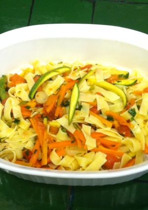 Una foto de Fetuccini con verduras