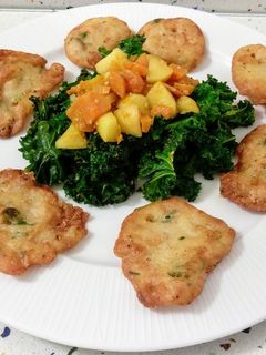 Una foto de Tortillita de camarones y salteado de kale con calabaza y manzana