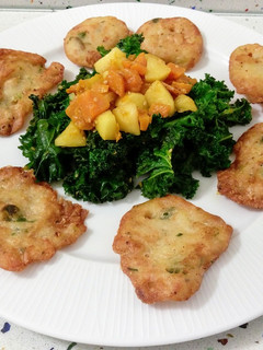 Una foto de Tortillita de camarones y salteado de kale con calabaza y manzana