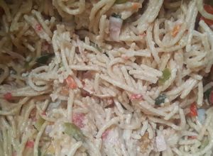 Una foto de Spaghettis integrales con verduras y crema