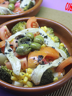 Una foto de Ensalada de brócoli y boquerones con sal negra