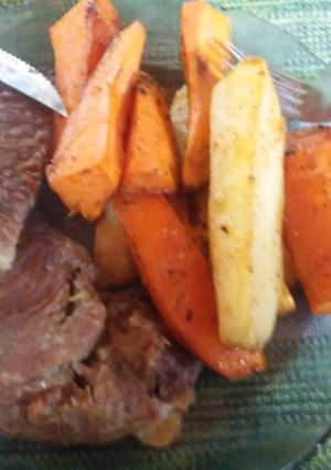 Una foto de Carne a la olla con verduras al horno