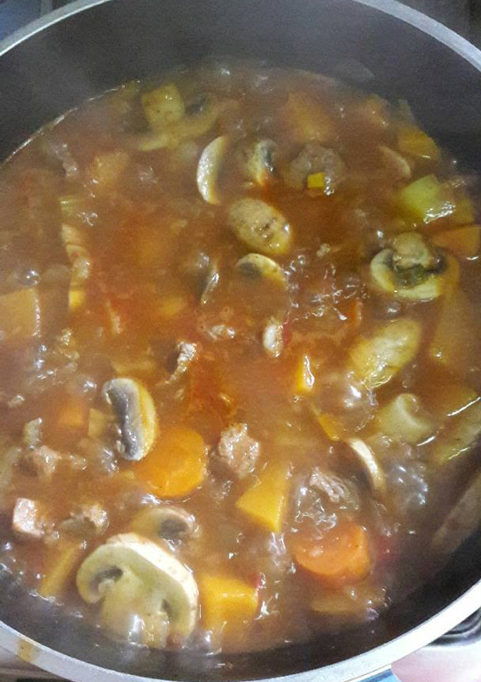 Una foto de Guiso de lentejas con verduras y carne
