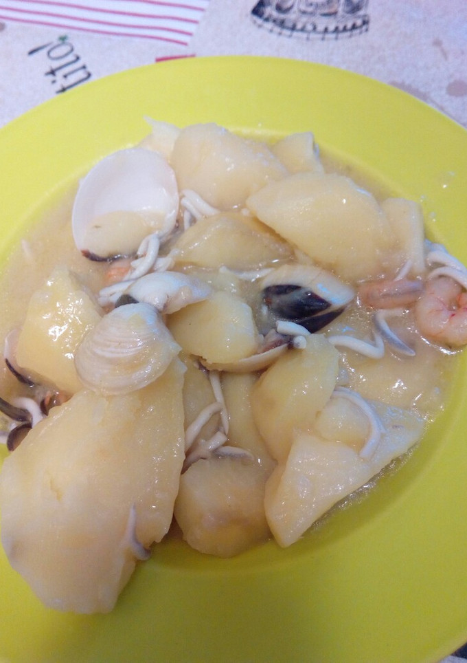 Una foto de Patatas con almejas gulas y gambas