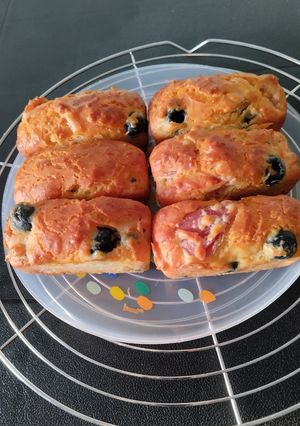 Une photo de Cakes au jambon, fromage et olives noires 🧀