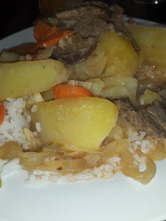 Una foto de Estofado de carne con arroz blanco