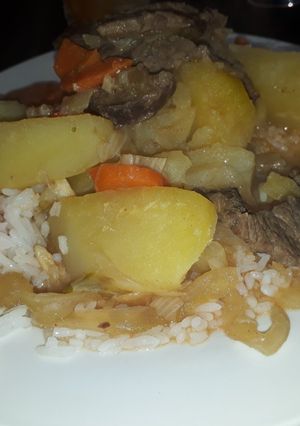 Una foto de Estofado de carne con arroz blanco