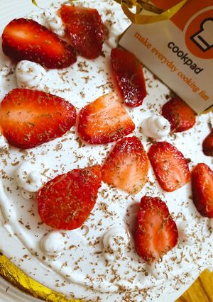 A picture of Strawberry Cream Cake.