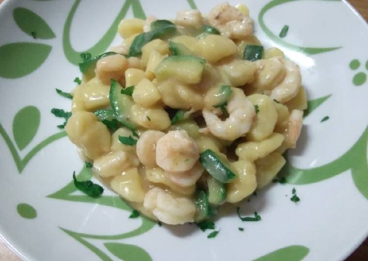 Step-by-Step Guide to Make Quick Gnocchetti di patate con zucchine e gamberetti