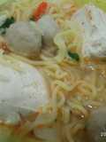 Sarimie varian ayam tambah tahu dan bakso pas kala hujan