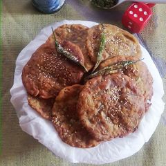 A picture of Til masala poori.