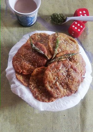 A picture of Til masala poori.