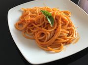 Una foto de spaghetti rojo