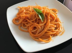 Una foto de Spaghetti rojo