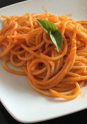 Una foto de Spaghetti rojo