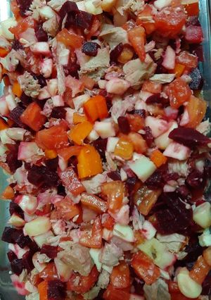 Una foto de Ensalada de atún y verduras