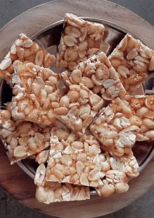 ખારી શીંગ ની ચીકી (Khari Shing Chikki Recipe In Gujarati) રેસીપી મુખ્ય ફોટો