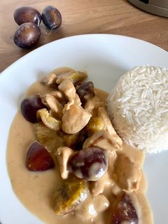 Une photo de Émincé de poulet aux quetsches, miel, crème fraîche et vin moelleux