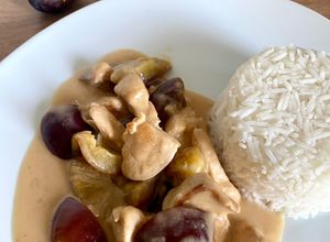 Une photo de Émincé de poulet aux quetsches, miel, crème fraîche et vin moelleux