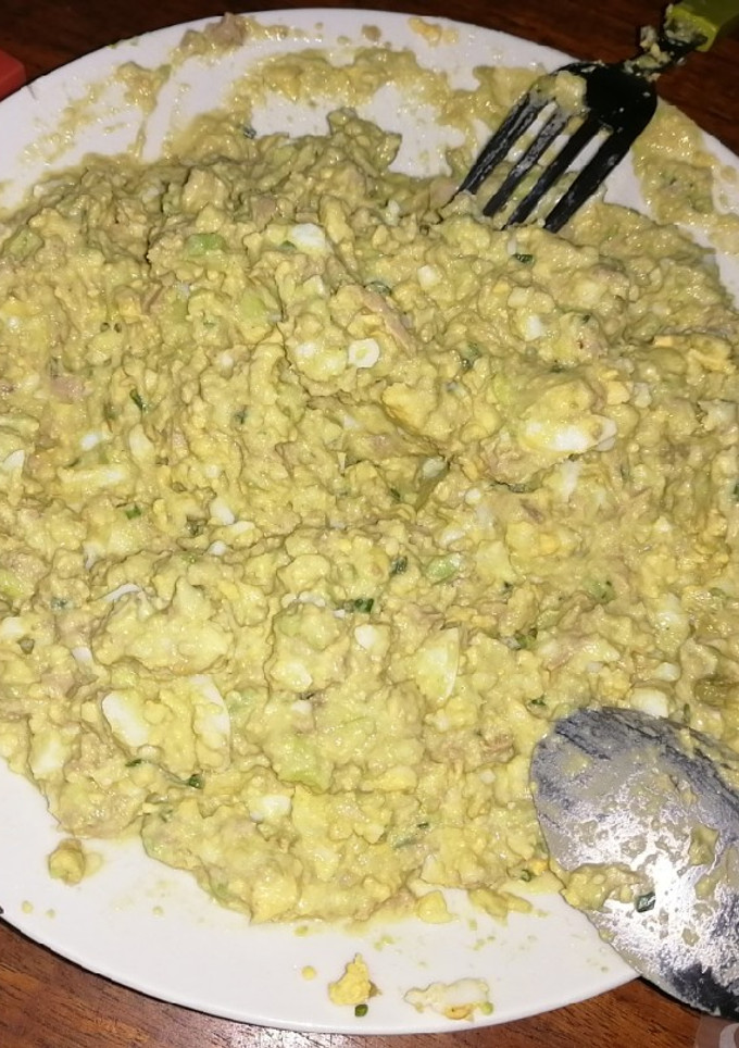Una foto de Pasta de huevo, atún y palta