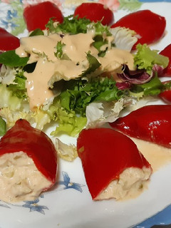 Una foto de Piquillos rellenos con ensalada