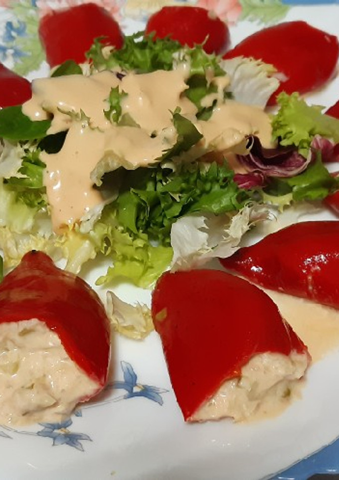 Una foto de Piquillos rellenos con ensalada