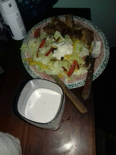 Una foto de Pulpa de cerdo frita al ajo con ensalada de lechuga y pimentones