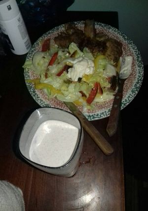 Una foto de Pulpa de cerdo frita al ajo con ensalada de lechuga y pimentones