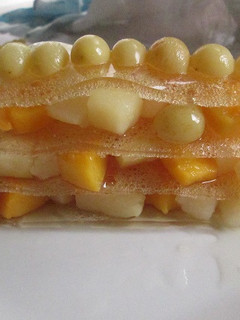 Una foto de Lasaña de gelatina de lima con macedonia de frutas