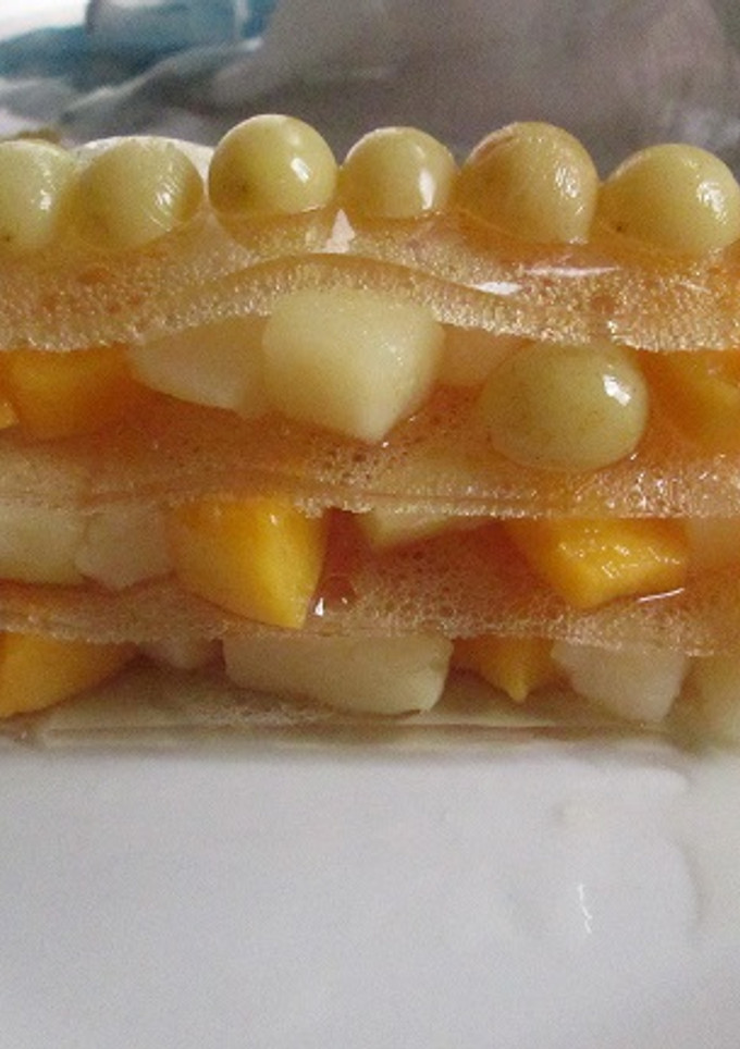 Una foto de Lasaña de gelatina de lima con macedonia de frutas