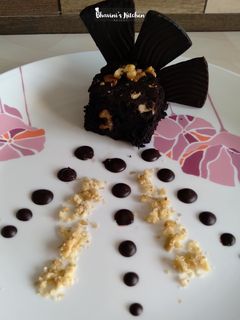 અખરોટ બ્રાઉની(Walnut brownie recipe in Gujarati) રેસીપી મુખ્ય ફોટો