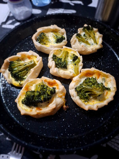 Una foto de Canastitas de brócoli y queso