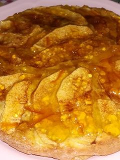 Una foto de Tarta de manzana con mucha manzana y mermelada de naranja