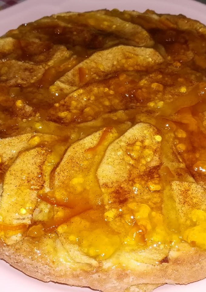 Una foto de Tarta de manzana con mucha manzana y mermelada de naranja