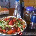 Πράσινη σαλάτα με παρμεζάνα και φράουλες