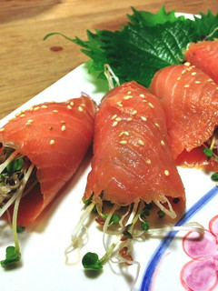 [綠藤芽食譜] 鮭魚芽菜卷 的食譜成品照片