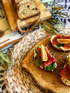 Una foto de Tostas de jamón serrano con higos