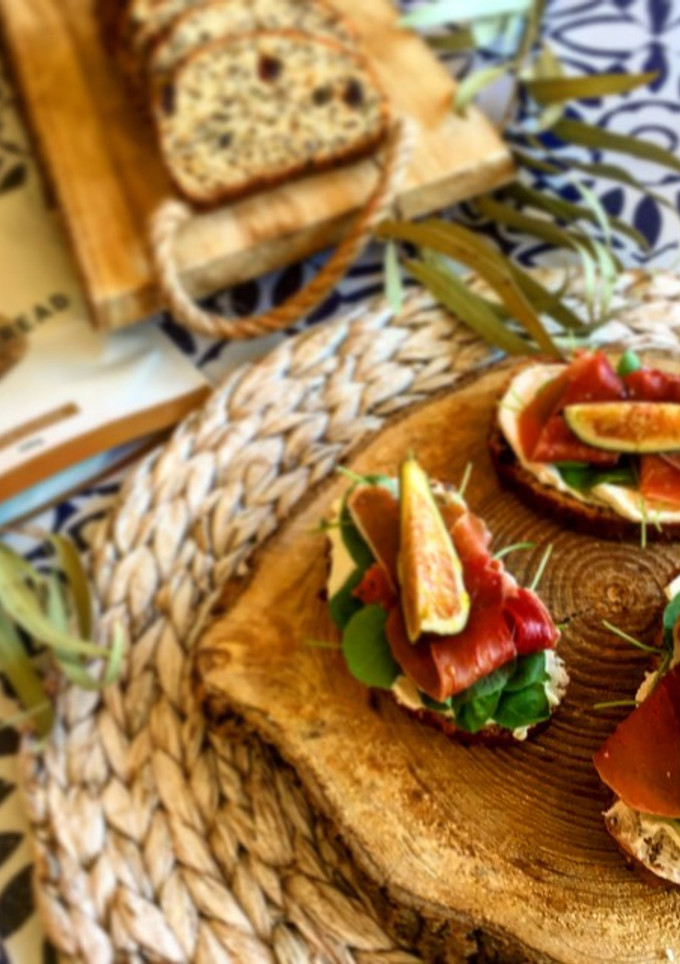 Una foto de Tostas de jamón serrano con higos