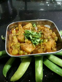 વટાણા-બટાકા નું શાક (Vatana Bataka Shak Recipe In Gujarati) રેસીપી મુખ્ય ફોટો