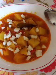 Una foto de Patatas guisadas con migas de bacalao