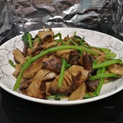 A picture of Shiitake Mushrooms And Spinach.
