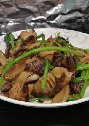 A picture of Shiitake Mushrooms And Spinach.