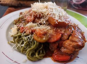 Una foto de Estofado de pollo con zanahorias naranjas y amarillas
