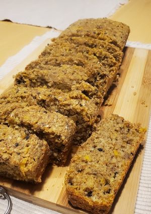 Una foto de Budín integral de naranja, avena y semillas