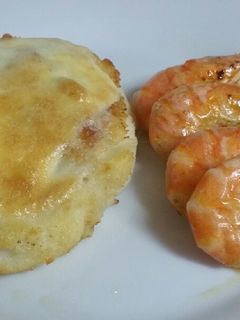 Una foto de Merluza con alioli y langostinos