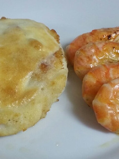 Una foto de Merluza con alioli y langostinos