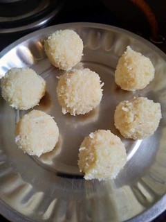 தேங்காய் லட்டு செய்முறை முக்கிய புகைப்படம்
