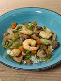 Wok de langostinos salteados con champiñones y trigueros