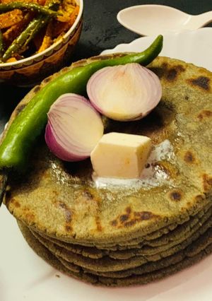 बाजरे की रोटी (bajre ki roti recipe in Hindi) रेसिपी मुख्य फोटो