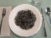 Una foto de arroz con calamares en tinta